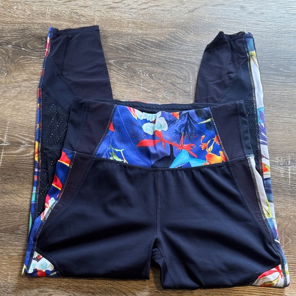 Athleta Pants - Women’s Athleta Tropical Precision 7/8 Ankle Leggings Navy Blue & Floral Design